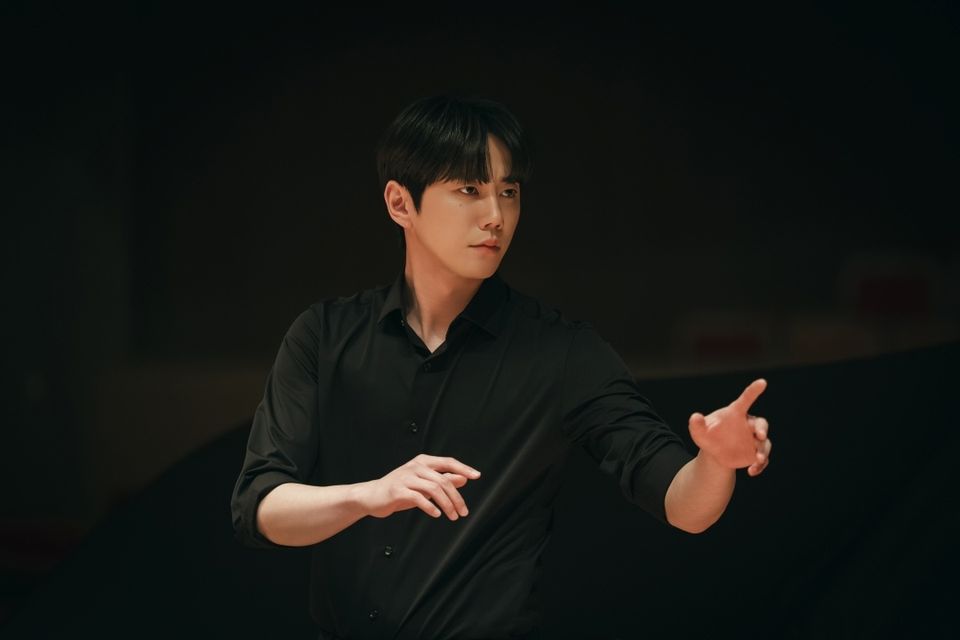 무대에서 지휘하는 최정요