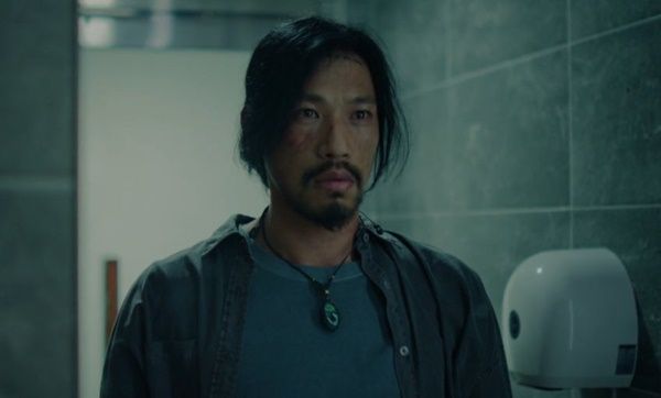어두운 공간에 선 파신